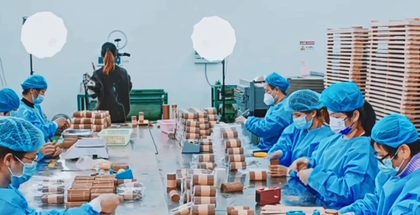 Agarwood grading and processing — oud wood chips quality sorting by grade, AgarwoodTown factory Guangdong
