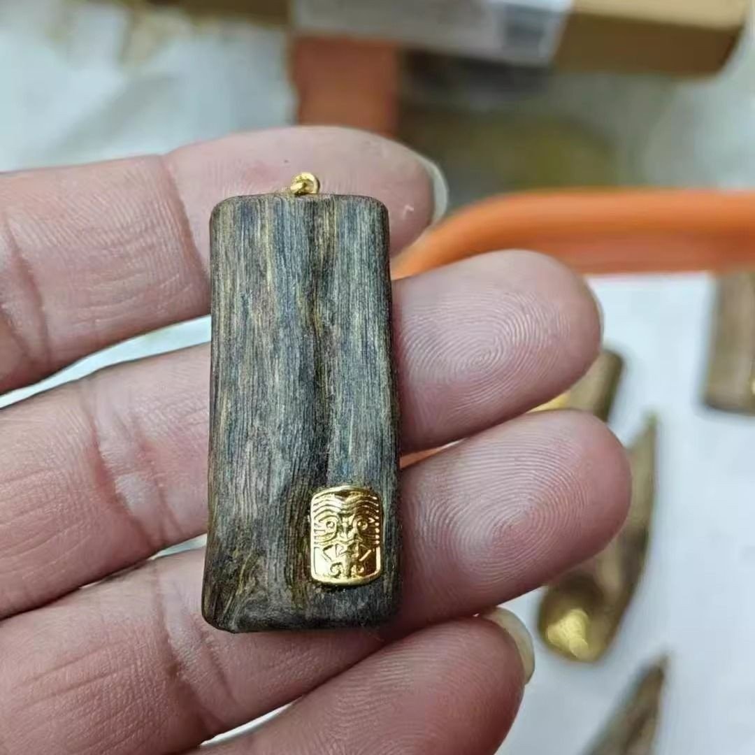 Agarwood Pendant — profile and cross-section angle for grading reference