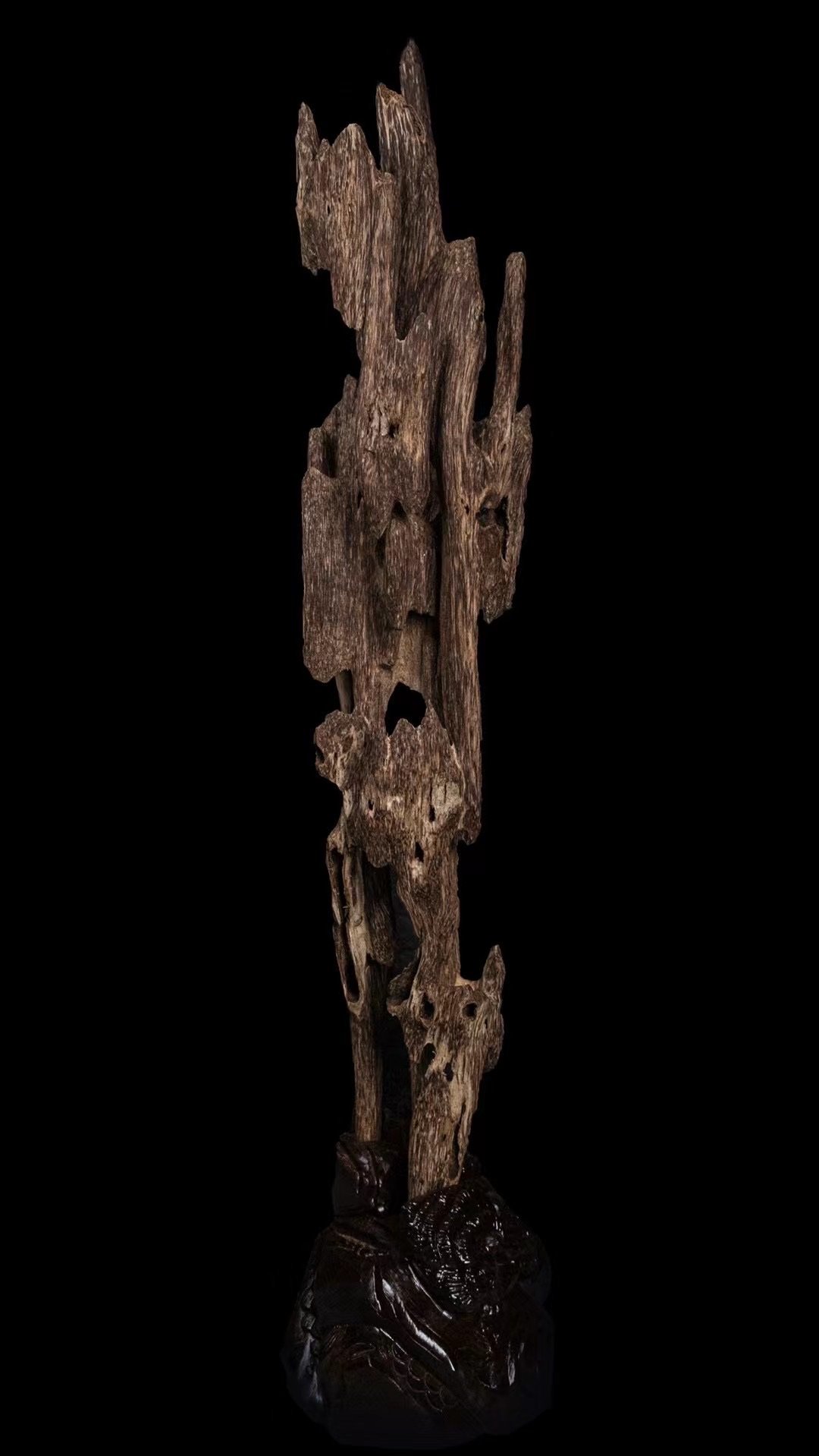 งานแกะสลัก oud ลายอาหรับ — detailed grade view showing natural งานแกะสลักไม้กฤษณา surface character