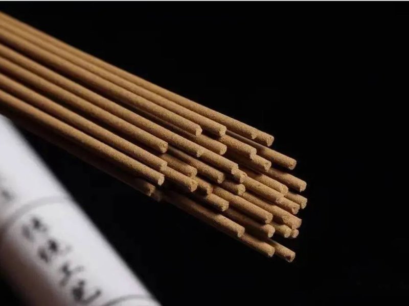 Coreless agarwood incense sticks showing resin density and cut ends, graded before oud incense import Europe shipment