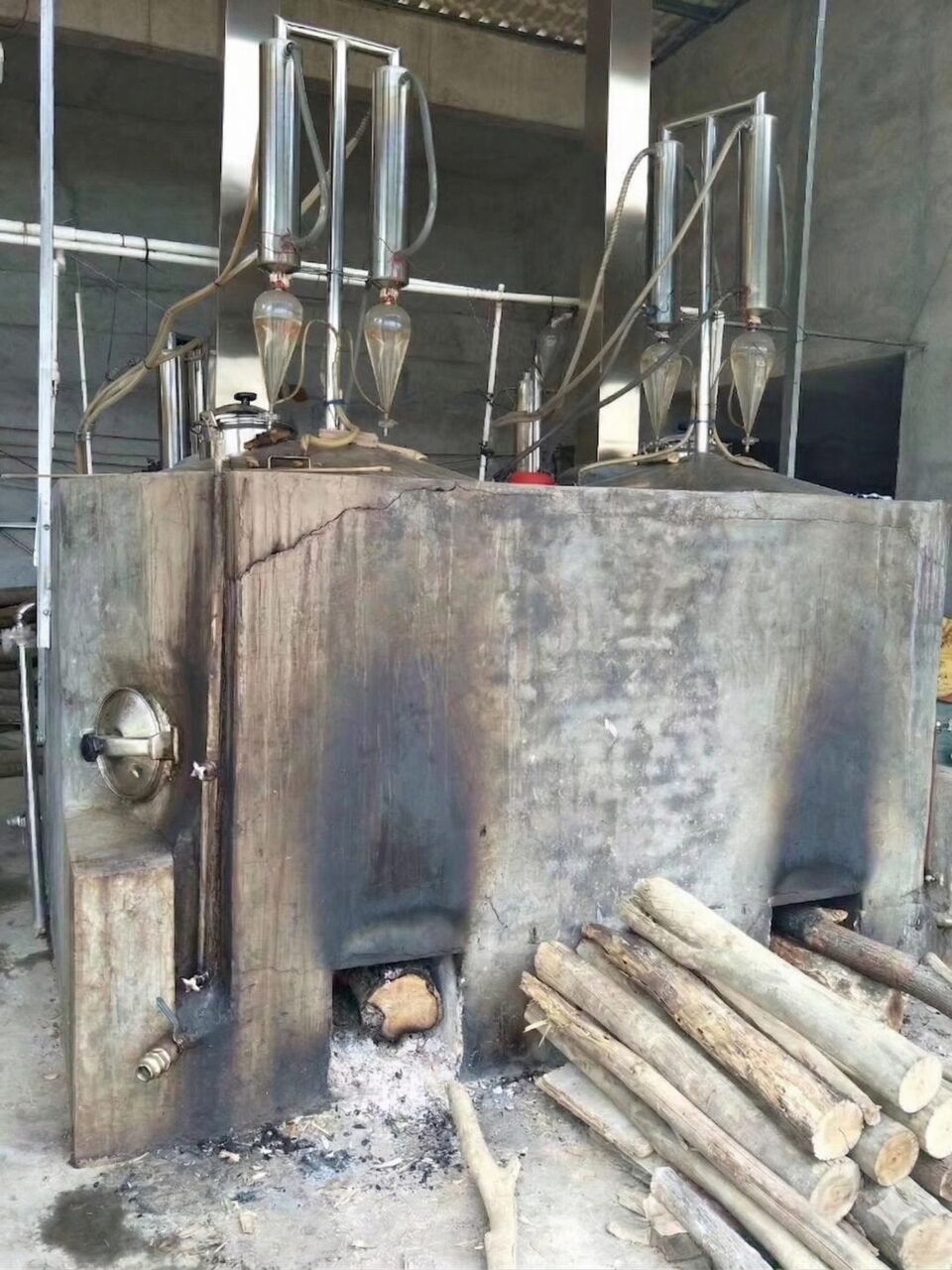 Indian deg-bhapka attar distillation — Aquilaria sinensis chip wholesale supplier for Mysore Kannauj Hyderabad attar houses